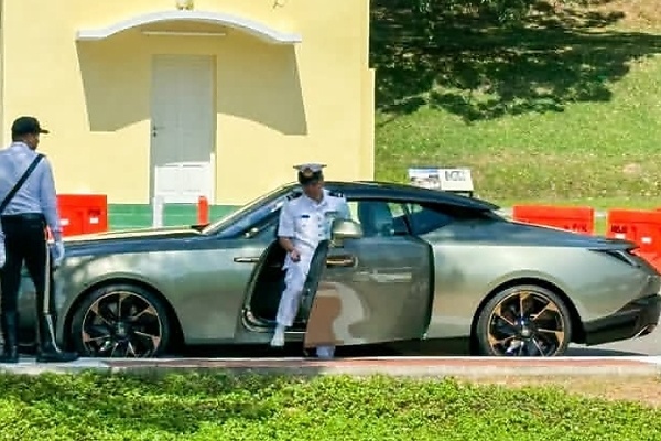One-of-just-4 In The World : King Of Malaysia Pulls Up To An Event In $30M Rolls-Royce Arcadia Droptail - autojosh