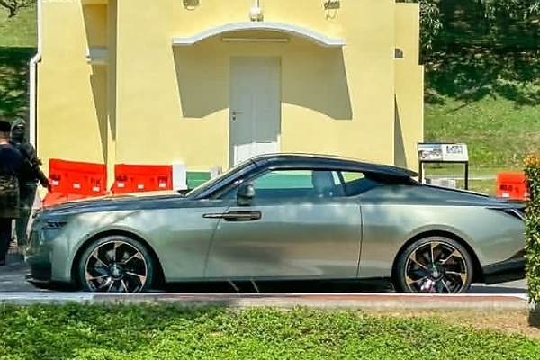 One-of-just-4 In The World : King Of Malaysia Pulls Up To An Event In $30M Rolls-Royce Arcadia Droptail - autojosh