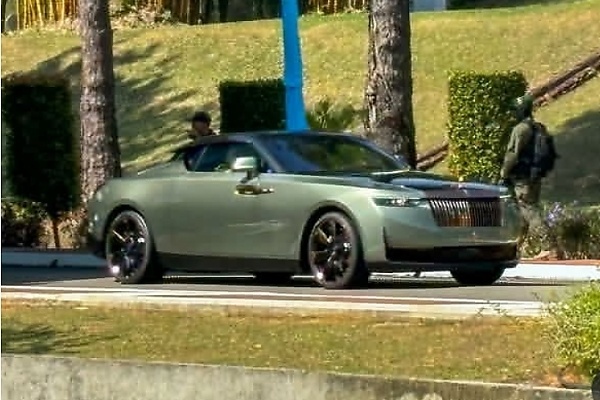 One-of-just-4 In The World : King Of Malaysia Pulls Up To An Event In $30M Rolls-Royce Arcadia Droptail - autojosh