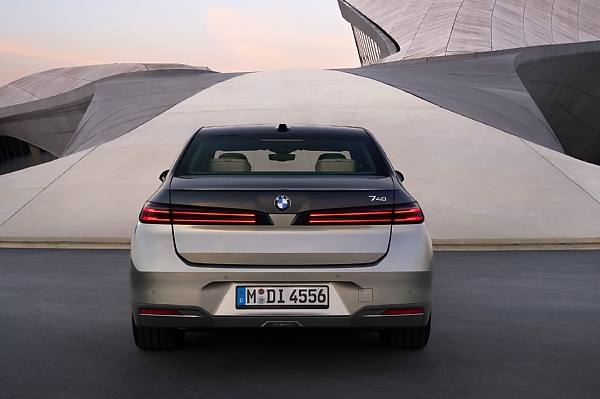 Updated 2027 BMW 7 Series Gets New Exterior Design, Neue Klasse-ed Interior Retains 31-inch Theatre Screen - autojosh 