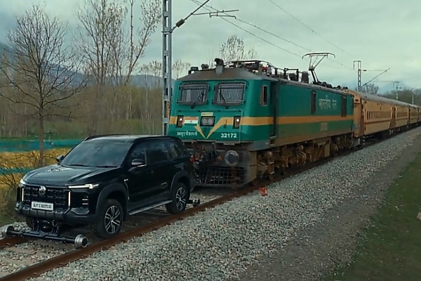 MG Majestor Sets New Guinness World Record Title For The “Heaviest Train Pulled By A SUV On Rail” - autojosh