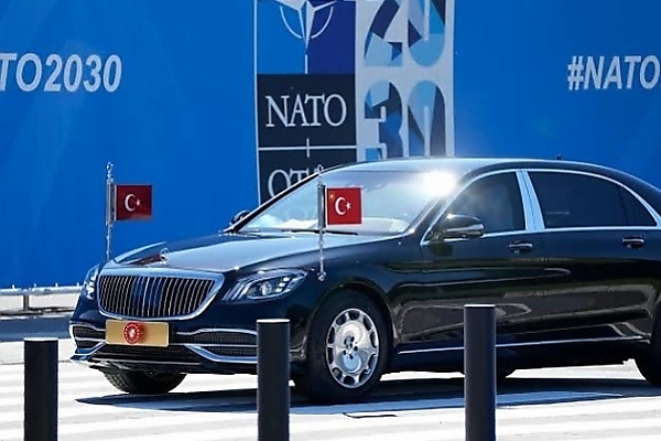 Photos : 11 Armored Presidential State Cars And Their Prices, From “The Beast” To Aurus Senat L700 - autojosh 