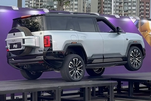 BYD Shows New Tech That Allows Leopard 8 SUV To Drive On 3 Wheels, Raise A Wheel For Tyre Change - autojosh