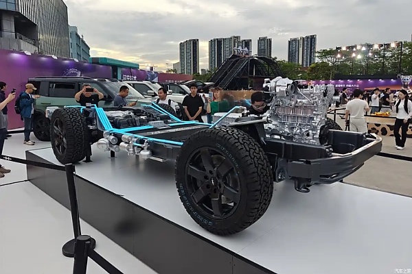 BYD Shows New Tech That Allows Leopard 8 SUV To Drive On 3 Wheels, Raise A Wheel For Tyre Change - autojosh