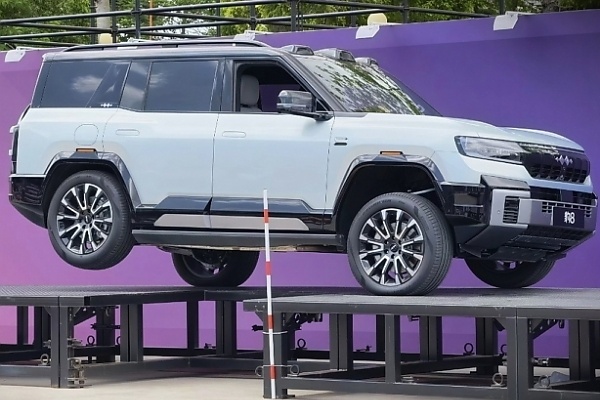BYD Shows New Tech That Allows Leopard 8 SUV To Drive On 3 Wheels, Raise A Wheel For Tyre Change - autojosh