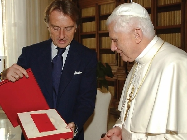 Throwback : Pope John Paul II Tours Ferrari’s Factory In Open-top V8 Mondial Cabriolet Driven By Founder’s Son - autojosh