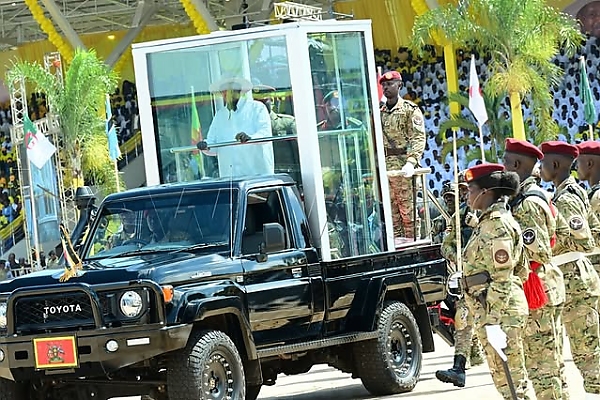 Popemobile Vibe : Uganda President Museveni Rode In Armored Toyota Parade Car With Bulletproof Glass - autojosh