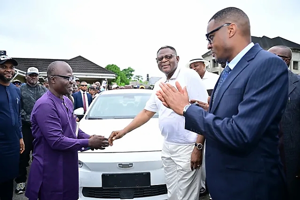 Democracy Day : Cross River Governor Rolls Out 36 Electric Vehicles For Permanent Secretaries - autojosh 