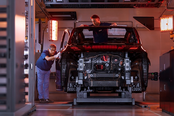 Mercedes-Benz Begins Production Of The All-new VLE - Its Grand Limousine With 8 Seats, 700-km Electric Range - autojosh
