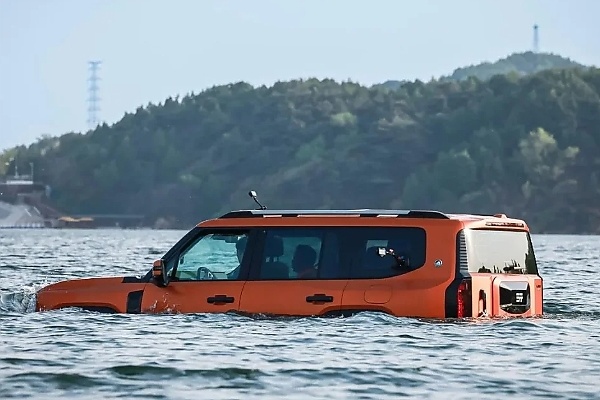 Built To Drive Across A Lake : Dreaded Lagos Flood Is No Match To Jetour G700 ‘Ark Edition’ SUV - autojosh 