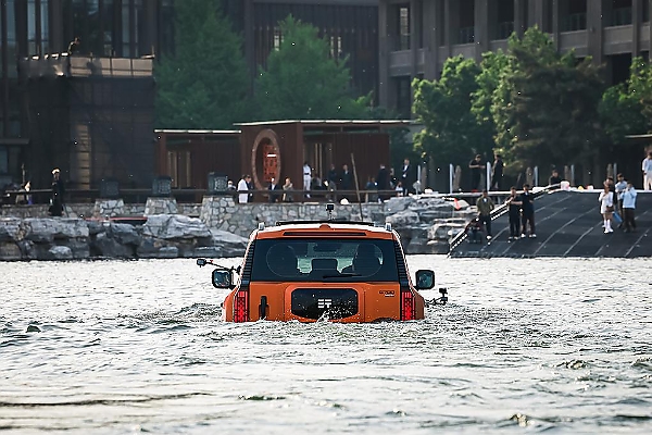 Built To Drive Across A Lake : Dreaded Lagos Flood Is No Match To Jetour G700 ‘Ark Edition’ SUV - autojosh 