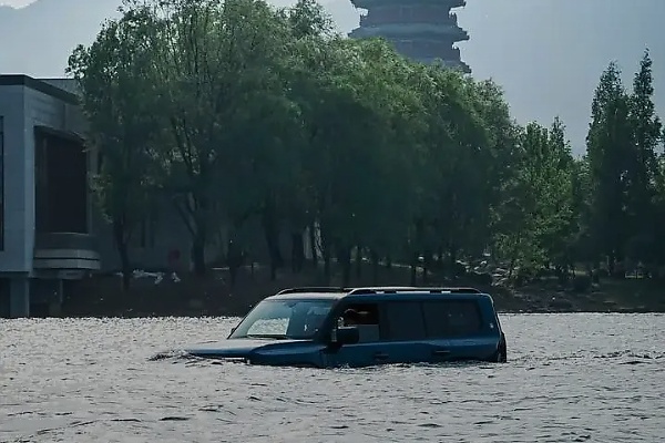 Built To Drive Across A Lake : Dreaded Lagos Flood Is No Match To Jetour G700 ‘Ark Edition’ SUV - autojosh 
