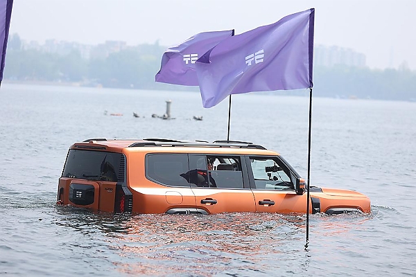 Built To Drive Across A Lake : Dreaded Lagos Flood Is No Match To Jetour G700 ‘Ark Edition’ SUV - autojosh 