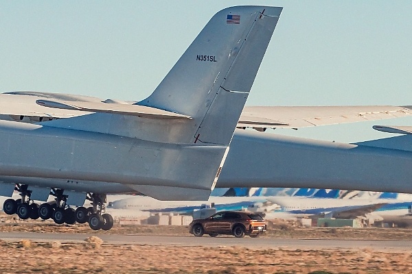 Didn’t Blow Off: How The Porsche Cayenne Kept Pace Under The World’s Largest Aircraft - autojosh