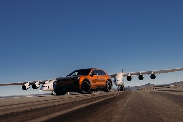 Didn’t Blow Off: How The Porsche Cayenne Kept Pace Under The World’s Largest Aircraft - autojosh