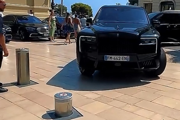 ₦1.5B Rolls-Royce Cullinan Damaged By Pop-up Security Bollard, Repair Cost Can Buy A Camry - autojosh