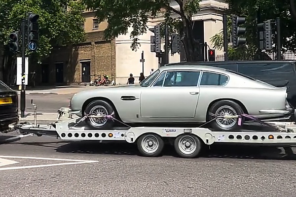 Rolls-Royce Cullinan Series II Worth ₦1.5 Billion Seen Towing Vintage Aston Martin DB5 On Trailer (Photos) - autojosh 
