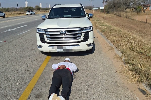Suspect Arrested After Trying To Smuggle Stolen ₦184M Toyota Land Cruiser Out Of South Africa - autojosh