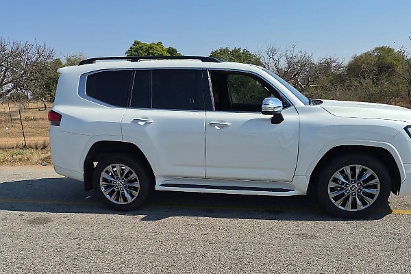 Suspect Arrested After Trying To Smuggle Stolen ₦184M Toyota Land Cruiser Out Of South Africa - autojosh 
