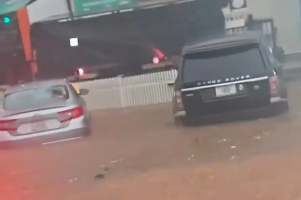 “Wike Carry ‘Rivers’ Come Abuja”: Citizens React As Flash Floods Submerge Luxury Vehicles - autojosh 