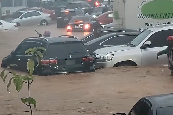 “Wike Carry ‘Rivers’ Come Abuja”: Citizens React As Flash Floods Submerge Luxury Vehicles - autojosh 