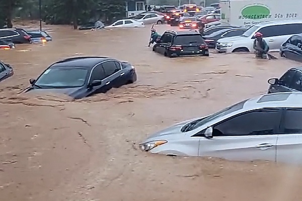 “Wike Carry ‘Rivers’ Come Abuja”: Citizens React As Flash Floods Submerge Luxury Vehicles - autojosh 