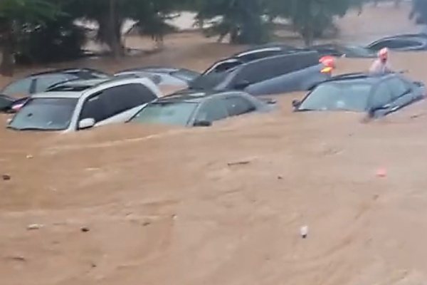 “Wike Carry ‘Rivers’ Come Abuja”: Citizens React As Flash Floods Submerge Luxury Vehicles - autojosh