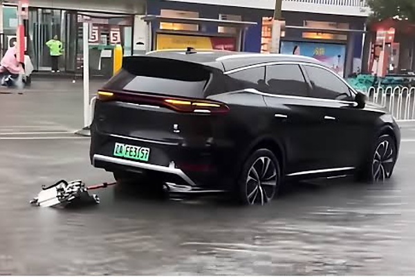 BYD Tang’s Rear Motor Detaches While Driving Through Flooded Road In China, Automaker Explains Why - autojosh 