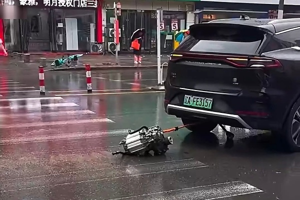 BYD Tang’s Rear Motor Detaches While Driving Through Flooded Road In China, Automaker Explains Why - autojosh 