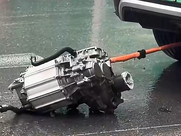 BYD Tang’s Rear Motor Detaches While Driving Through Flooded Road In China, Automaker Explains Why - autojosh 