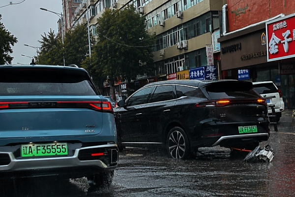 BYD Tang’s Rear Motor Detaches While Driving Through Flooded Road In China, Automaker Explains Why - autojosh 
