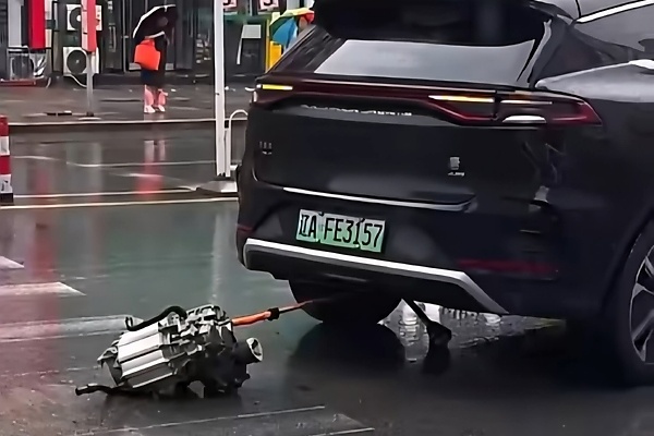 BYD Tang’s Rear Motor Detaches While Driving Through Flooded Road In China, Automaker Explains Why - autojosh