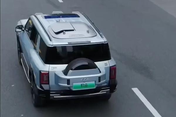 Bird’s-Eye View: BYD Leopard 8 Driver Deploys Roof-Mounted Drone To Check Traffic Ahead - autojosh