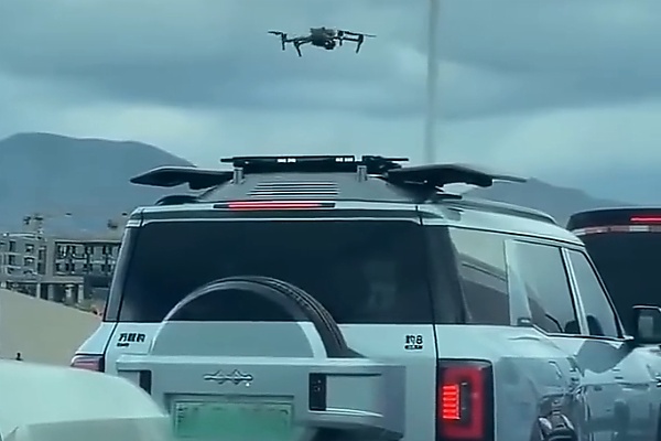 Bird’s-Eye View: BYD Leopard 8 Driver Deploys Roof-Mounted Drone To Check Traffic Ahead - autojosh