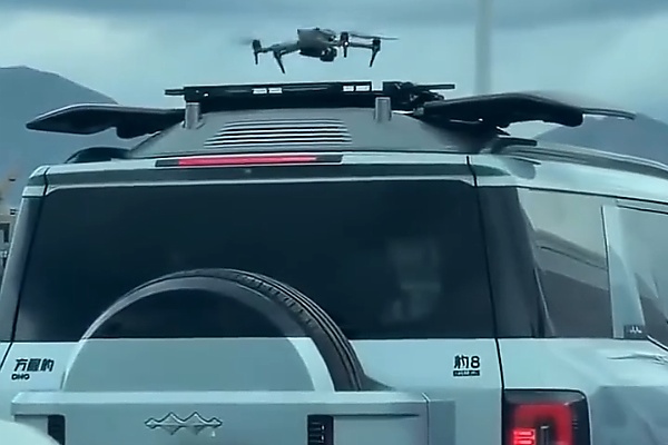 Bird’s-Eye View: BYD Leopard 8 Driver Deploys Roof-Mounted Drone To Check Traffic Ahead - autojosh