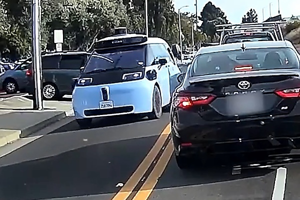 Moment Car Crashes Into Waymo Driverless Car As Online Users Blame Human Driver - autojosh 
