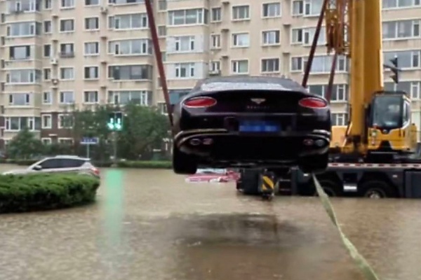Ultimate Move: Quick-Thinking Chinese Motorist Hoists ₦760M Bentley With Crane To Escape Flooding - autojosh 