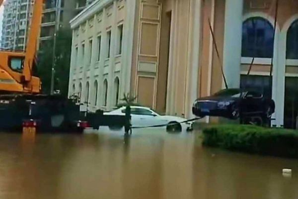 Ultimate Move: Quick-Thinking Chinese Motorist Hoists ₦760M Bentley With Crane To Escape Flooding - autojosh 