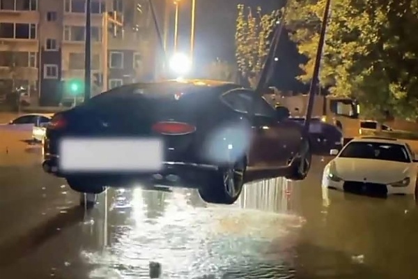 Ultimate Move: Quick-Thinking Chinese Motorist Hoists ₦760M Bentley With Crane To Escape Flooding - autojosh 