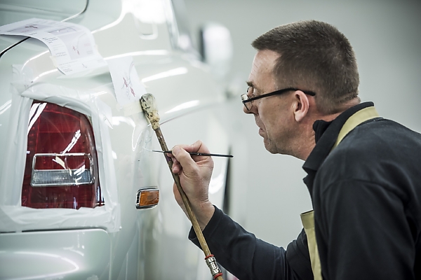 Meet Mark Court, The Man Behind Rolls-Royce’s Iconic Hand-Painted Coachlines - autojosh