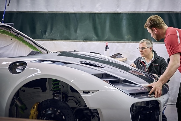 Porsche’s New 1-of-1 911 GT2 RS Flachbau RS Pays Homage to ‘Moby Dick’ - autojosh