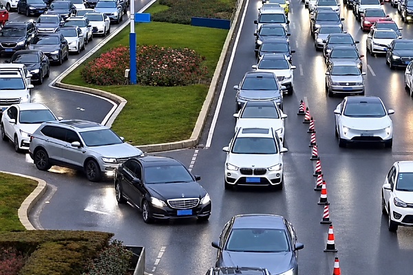 China Uses ‘Zipper Merge’ To Keep Cars Moving One Lane After Another—Could Lagos Adopt It? - autojosh