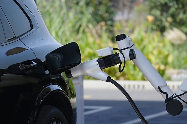 Geely Unveils AI-Powered Ultra-Fast Charger That Charges EVs From 10% to 70% in 4.5 Minutes