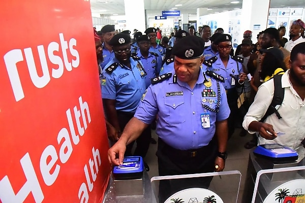 Lagos Police Get 2,000 Cowry Cards For 3 Months Of Free BRT, Blue Line, Red Line And Boat Rides