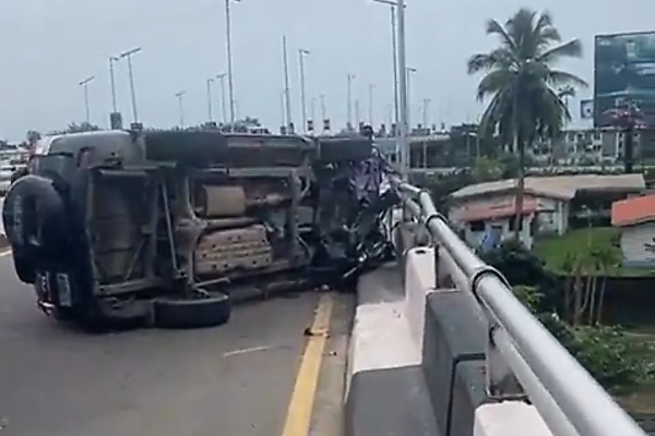 Overturned Toyota Prado On Lagos Bridge Evacuated As Traffic Returns To Normal — LASTMA - autojosh 