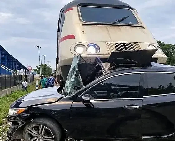 55-Year-Old Driver Escapes Unhurt As Red Line Train Hits Honda Accord At PWD Railway Line In Lagos