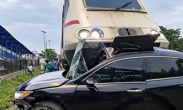 55-Year-Old Driver Escapes Unhurt As Red Line Train Hits Honda Accord At PWD Railway Line In Lagos