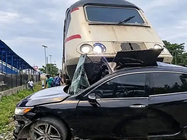 55-Year-Old Driver Escapes Unhurt As Red Line Train Hits Honda Accord At PWD Railway Line In Lagos