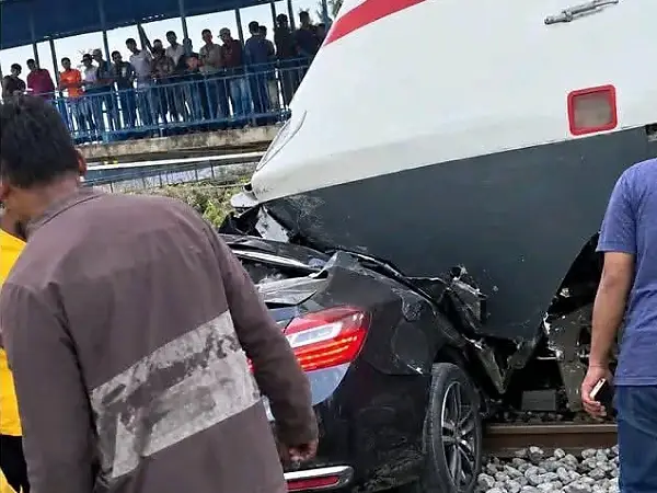 55-Year-Old Driver Escapes Unhurt As Red Line Train Hits Honda Accord At PWD Railway Line In Lagos