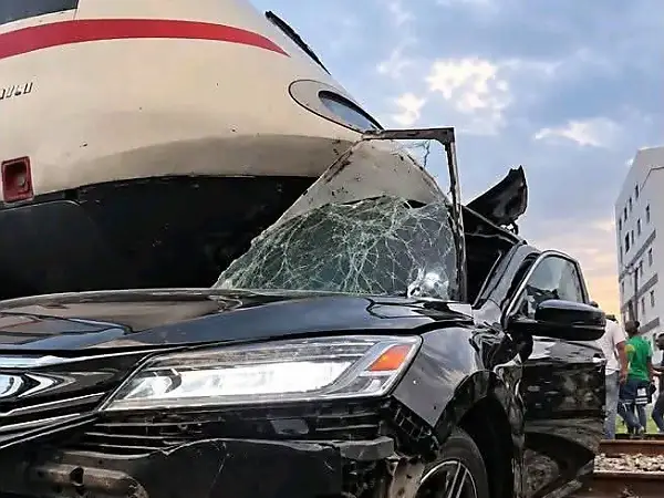 55-Year-Old Driver Escapes Unhurt As Red Line Train Hits Honda Accord At PWD Railway Line In Lagos